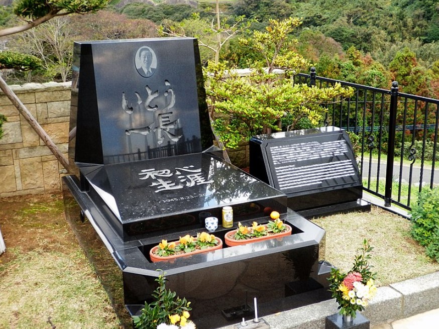 伊藤一长坟墓图片。长崎市长伊藤一长于2007年被枪杀，表明政治暴力在日本并不像一些西方媒体声称的那样罕见。//图片来源：Marine Blue