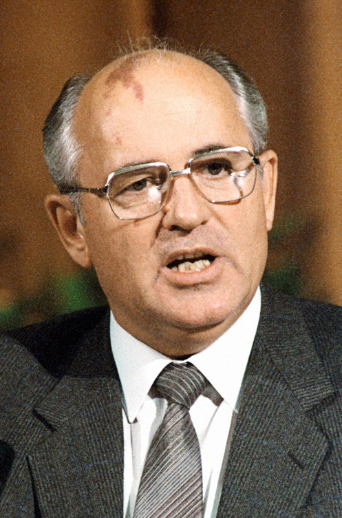 1985年戈爾巴喬夫上台後，就立即開始了他對蘇共中央政治局的“復興”，以他的黨羽來代替老的干部。//圖片來源：RIA Novosti, Wikimedia Commons