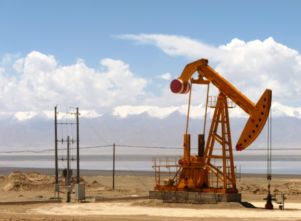 石油、天然气和初级原材料约占哈萨克出口的 70%。//图片来源： John Hill, Wikimedia Commons