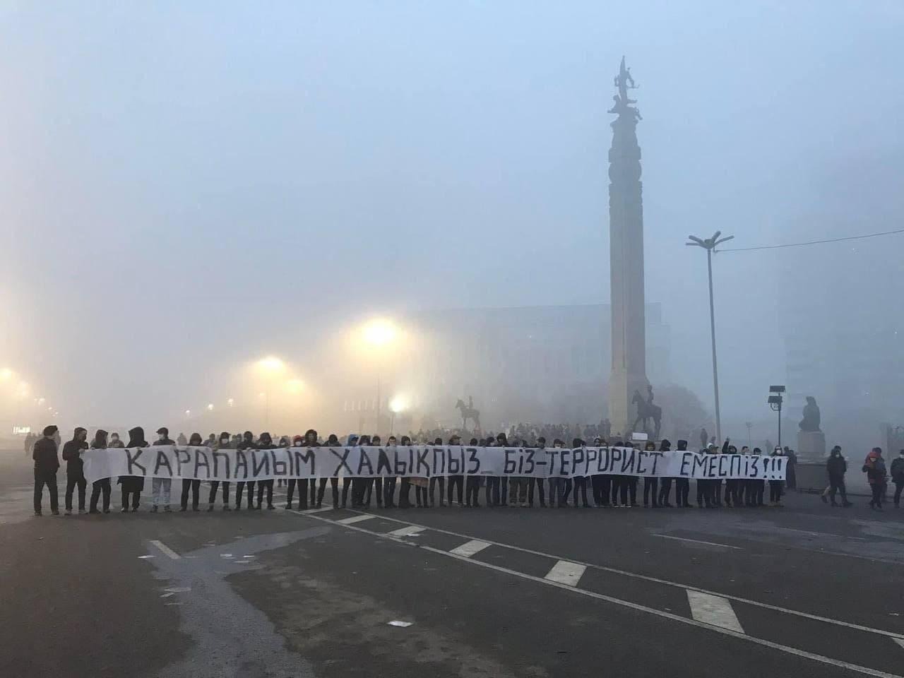由於無法正視這些抗議活動對哈薩克社會的評價，情報機構已盡一切可能在抗議活動中捏造關於“境外勢力”的表像。//圖片來源：推特