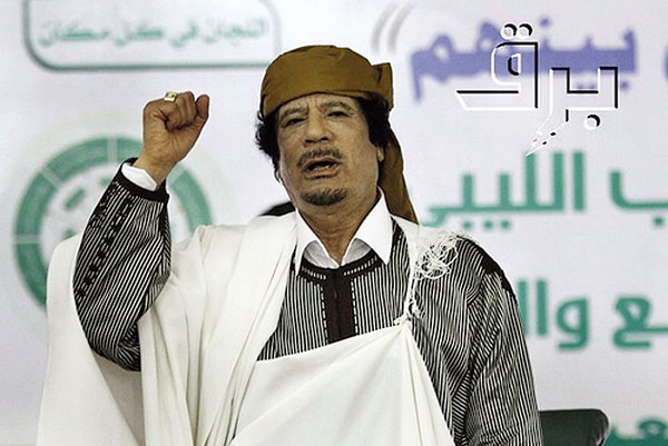 Gadafi hace un gesto para sus seguidores en Trípoli, antes de dar un discurso (2 de marzo, 2011) - Foto: Reuters/Ahmed Jadallah (Creative Commons)