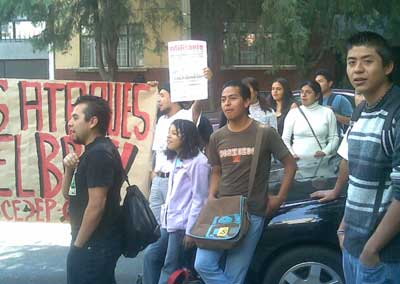 Solidaridad internacional; Mitin en la embajada de El Salvador en México