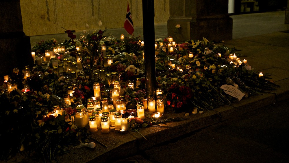Candles in Oslo, July 25. Photo: Henrik Lied, NRK