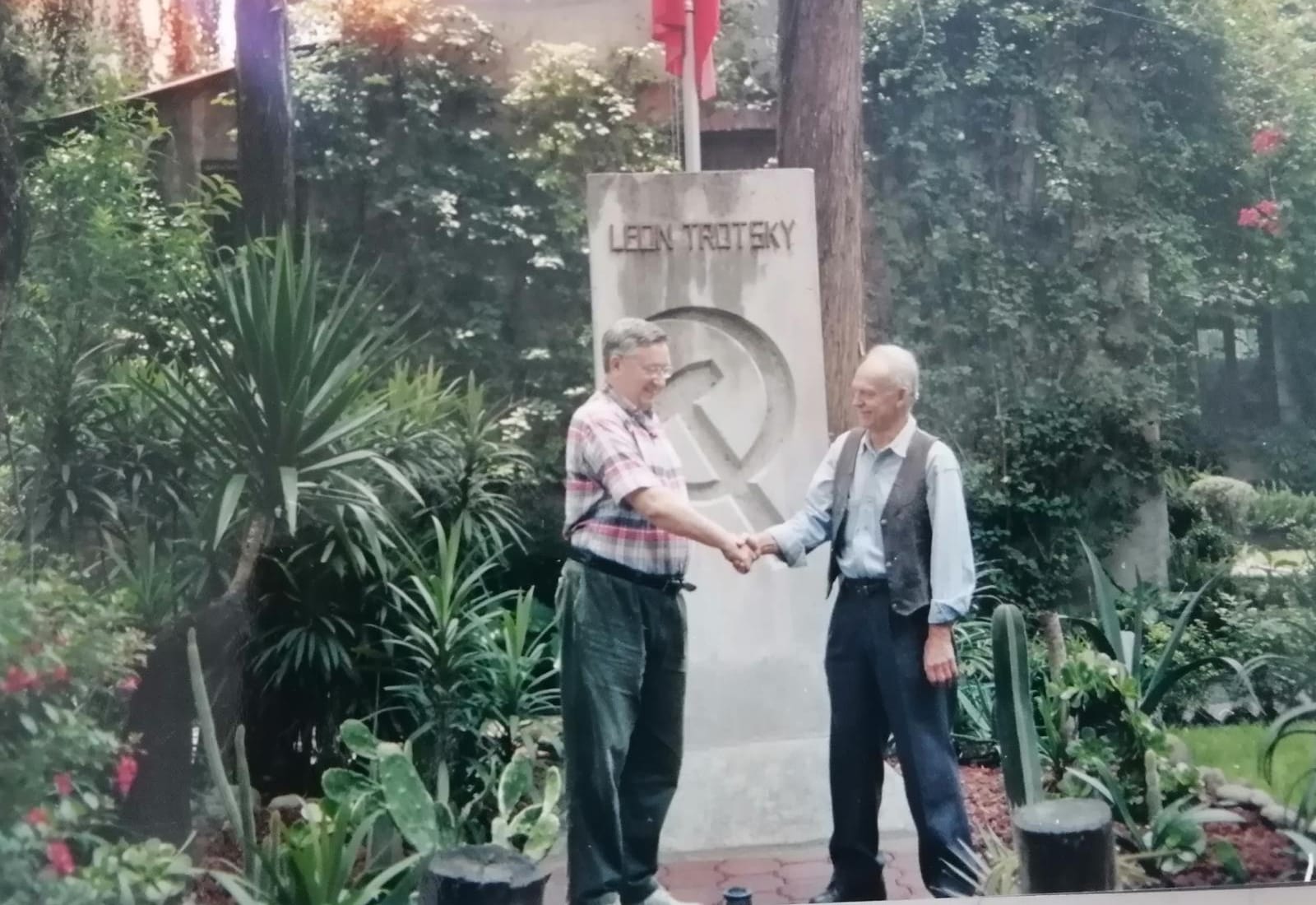 沃爾科夫與艾倫·伍茲於2006年的合影。//圖片來源：托洛茨基故居紀念館