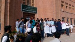Islamabad-Islamic-University-Students-Protesting-against-administration-2