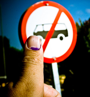 Indelible ink on the left thumb indicates that a person has voted. Photo by Axel Bührmann on flickr.