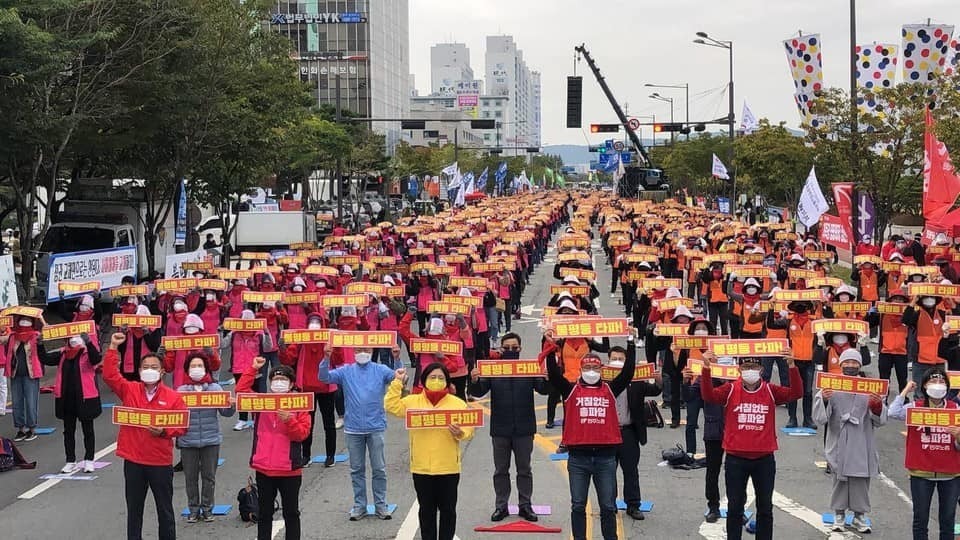 必须建立一个拥有广泛群众基础的政党，将南韩民主劳总在工业战线上的斗争转为政治战线上的斗争。//图片来源：民主劳总脸书