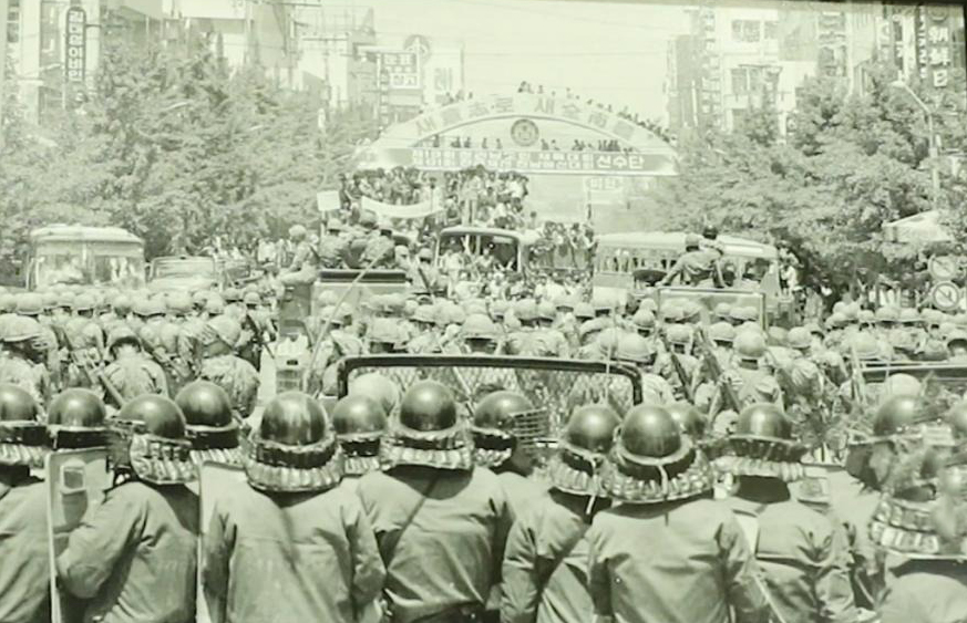 經過最初的成功反擊，群眾士氣大增，並決心將士兵趕出光州。然而，士兵們的陣地戒備森嚴，且還擁有著直升機和裝甲車。//圖片來源：May 18 Democratic Uprising Archive