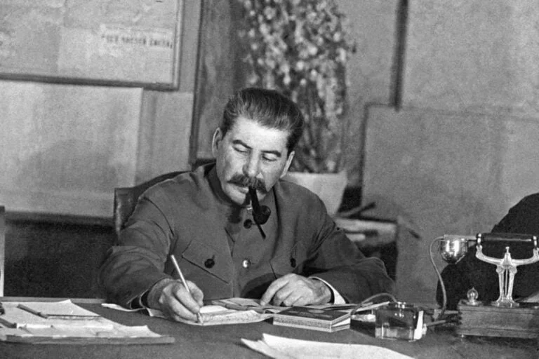 在斯大林的領導下，各國共產黨奉命以“反法西斯陣線”的名義放棄革命宣傳。//圖片來源：公共領域