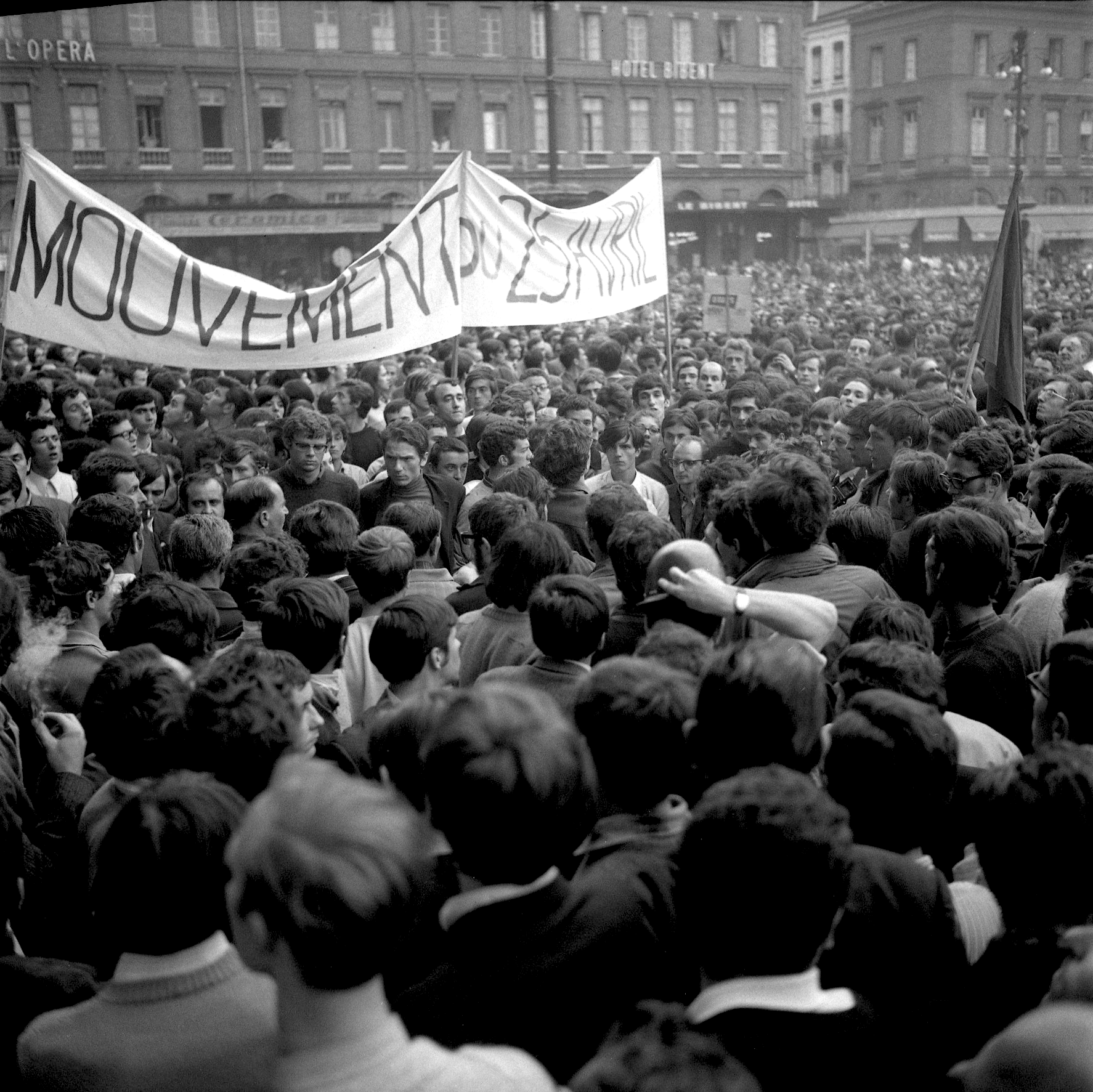 1968年5月24日，圖盧茲首都外的示威游行。