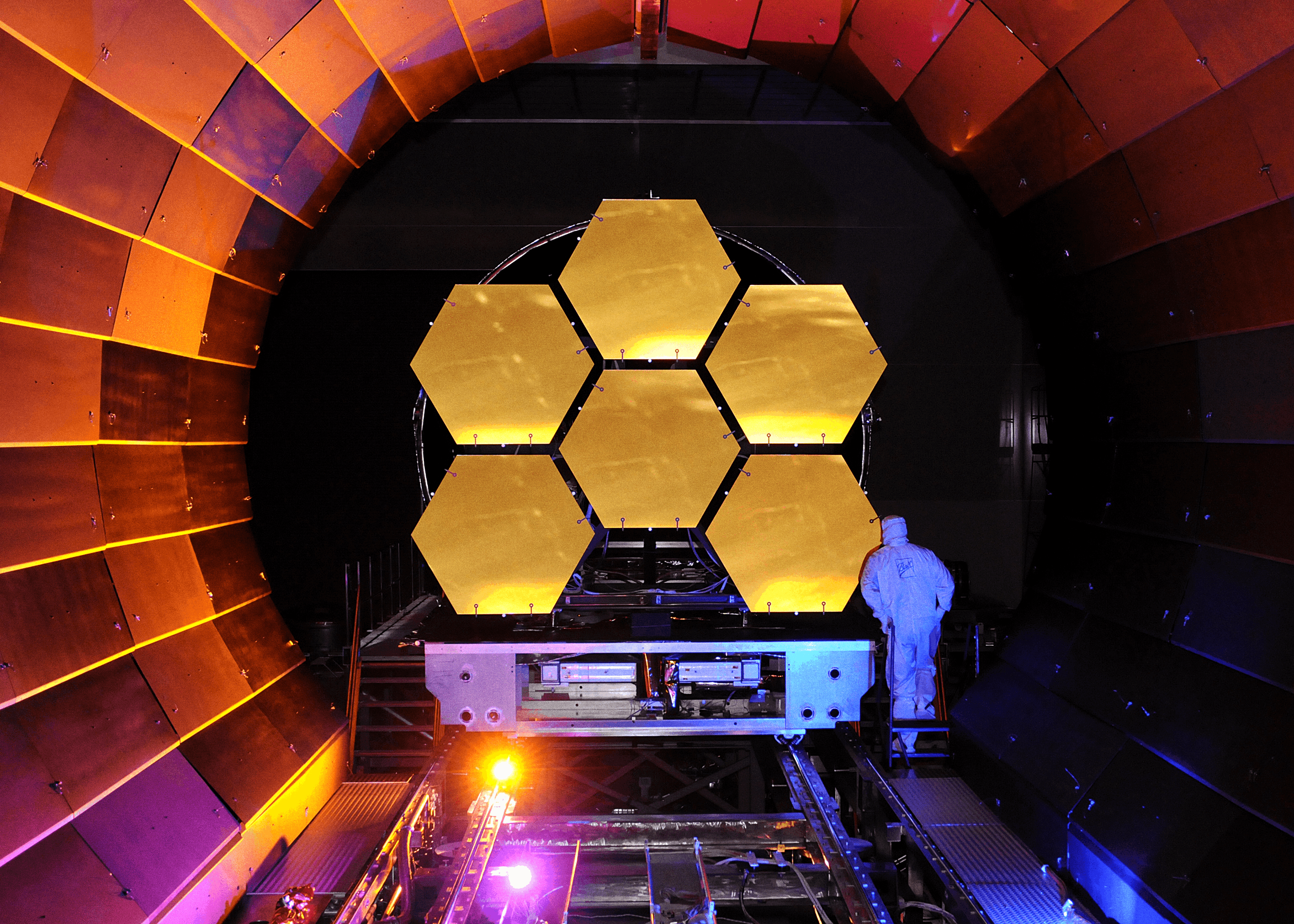 韦伯太空望远镜镜面正在接受低温测试。//图片来源：Ball Aerospace, Flickr