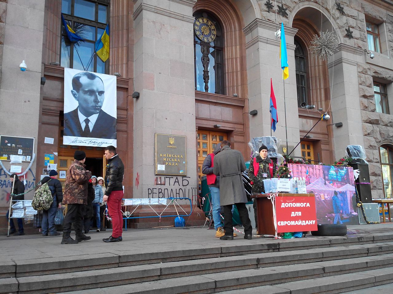 納粹合作者和反蘇維埃烏克蘭民族主義者班德拉的畫像，在親歐運動期間被掛在基輔市議會大樓的大門上。//圖片來源：spoilt.exile