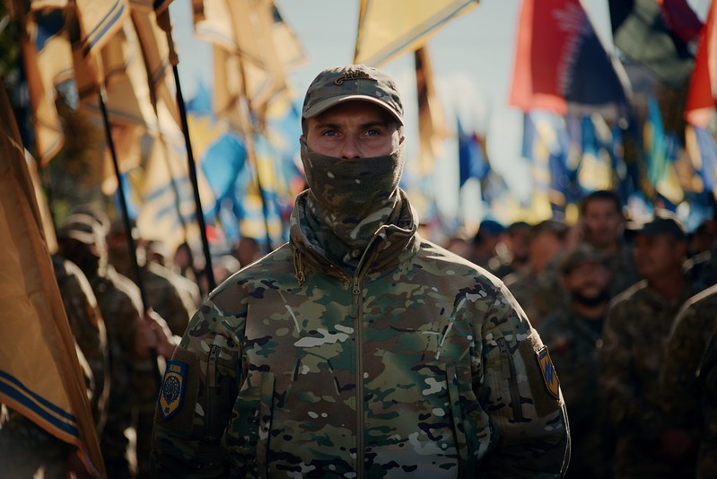 让我们不要忘记，自2014年亲欧广场革命后上台的乌克兰民族主义政权采取的首批措施之一，就是对讲俄语的人施行各种歧视性法律政策。上图为亚速营成员。//图片来源：spolit.exile, Flickr