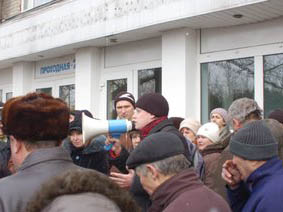 Workers occupy factory in Kherson, Ukraine