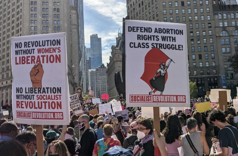 保护女性和所有工人权利的前进的道路不是通过阶级调和，而是在阶级独立的基础形成一个群众工人政党//图片来源： 美国《社会主义革命报》