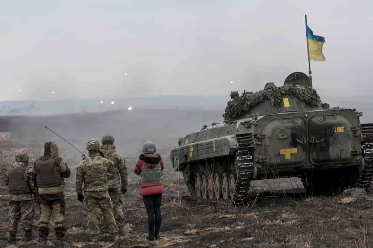 موظفو مركز التدريب القتالي الأوكراني وموجهو الجيش الأمريكي يشاهدون BMP-II من الكتيبة الأولى ، لواء المشاة الميكانيكي الثامن والعشرين وهو يشتبك مع أهداف خلال تدريب بالذخيرة الحية في مركز يافوريف للتدريب القتالي في مركز حفظ السلام والأمن الدولي ، بالقرب من يافوريف أوكرانيا ، في مارس.  16- يعد التمرين بالذخيرة الحية جزءًا من مجموعة تعليمات تدرس من قبل موظفي مركز التدريب القتالي الأوكراني ، الذين يتم توجيههم من قبل أعضاء مجموعة التدريب المشتركة متعددة الجنسيات - أوكرانيا.  JMTG-U هو تحالف يتكون من أفراد عسكريين من كندا والدنمارك وليتوانيا وبولندا والمملكة المتحدة والولايات المتحدة وأوكرانيا الذين يكرسون جهودهم لتطوير مركز التدريب القتالي وبناء الاحتراف في الجيش الأوكراني. المشاة والمدرعات ومدافع الهاون ،  رشاشات ثقيلة وقاذفات قنابل آلية.  تقدم الجنود الأوكرانيون من خلال عدة أهداف وواجهوا عقبات سلكية تم تطهيرها بالمتفجرات.  (تصوير الرقيب أنتوني جونز ، فريق لواء المشاة 45 القتالي)