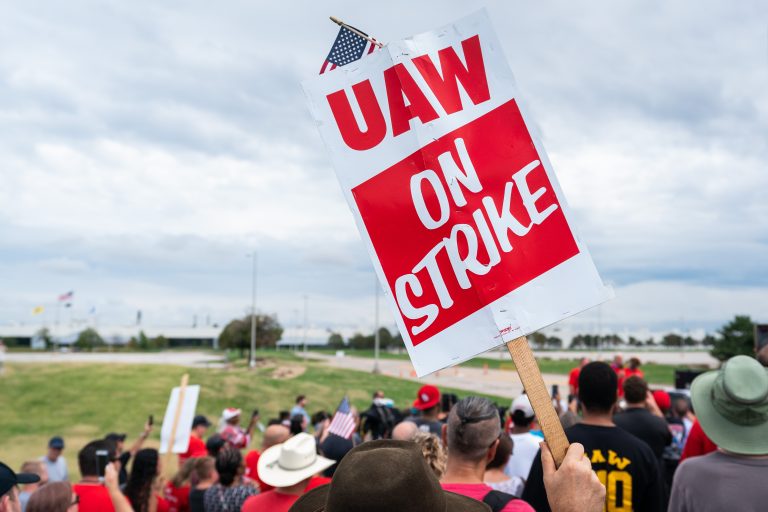 针对这三家公司的罢工，尤其是长期罢工，将对整个经济产生影响。//图片来源：Adam Schultz，Flickr