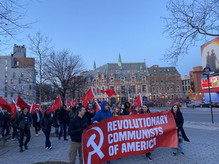 布鲁克林的同志们走上街头，参加美国革命共产主义者首次游行示威。//美国革命共产主义者