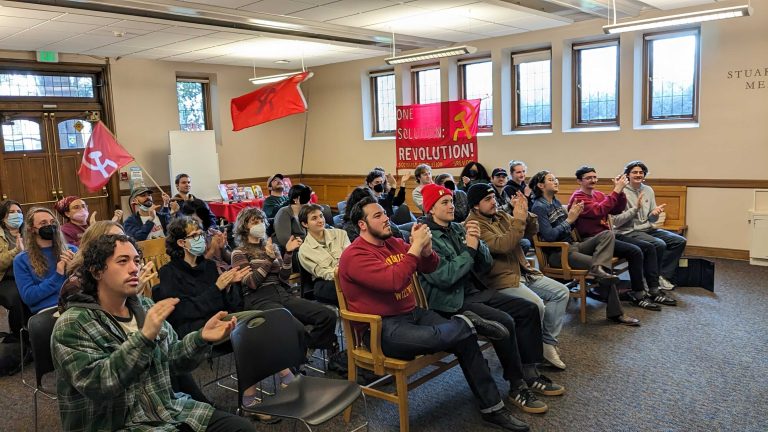 西雅图的同志们聚集在一起观看直播活动。//美国革命共产主义者