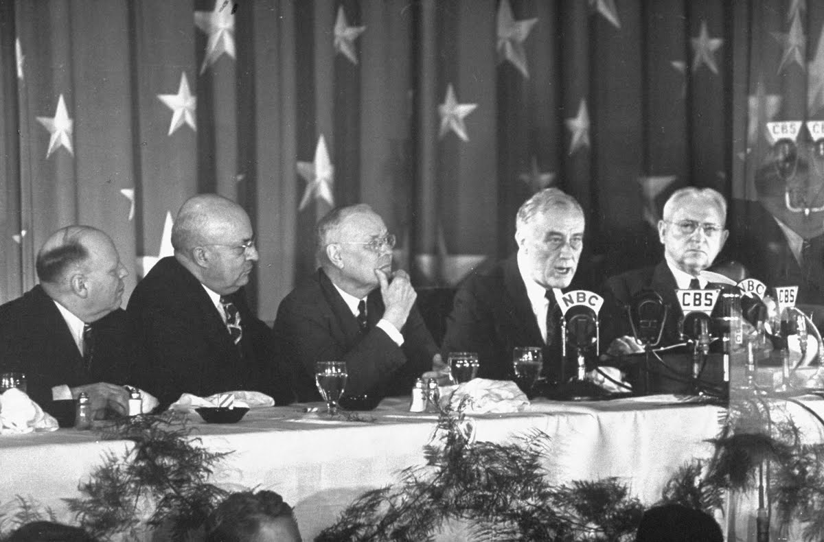 工會主席丹尼爾·J·托賓（最右邊）在富蘭克林·D·羅斯福旁邊。//圖片來源： LIFE照片集