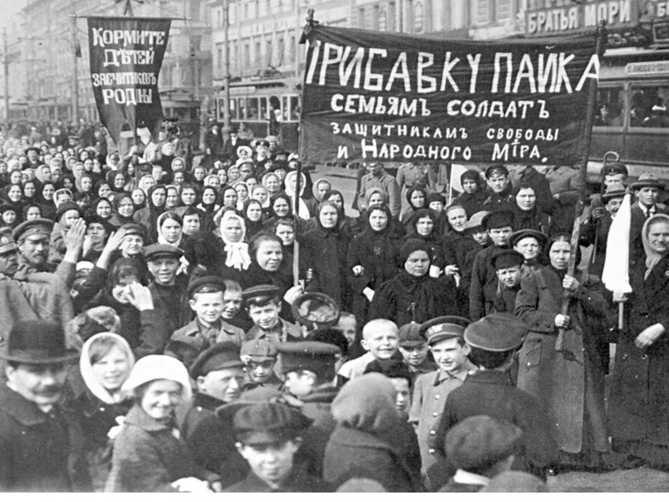 Petrograd textile workers Image public domain