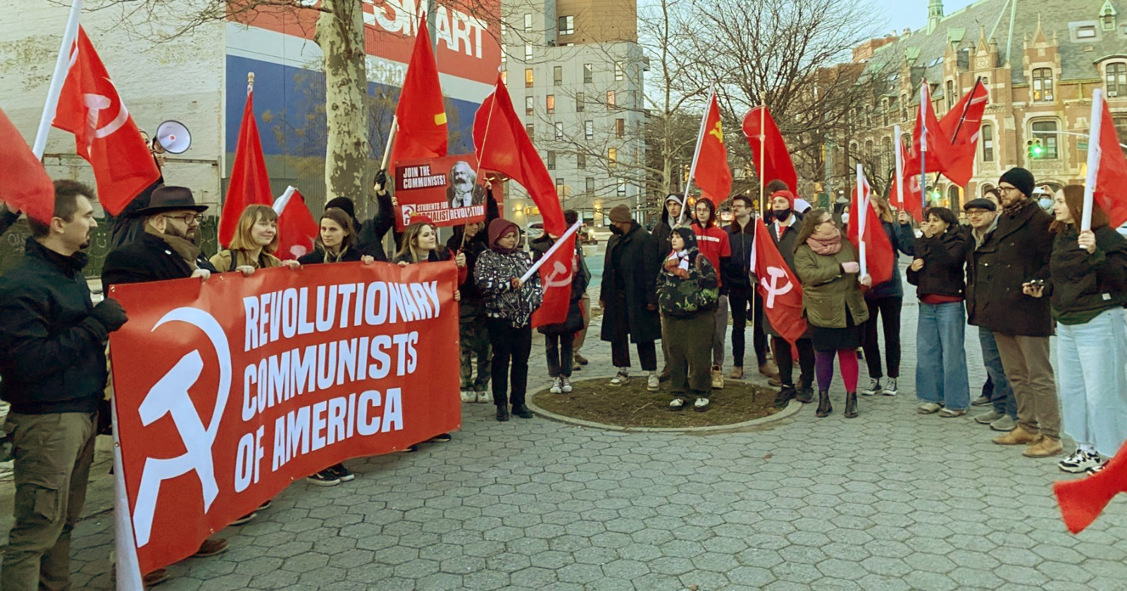 这些年轻人自称为共产主义者，尽管许多人从未读过《共产党宣言》，对科学社会主义一无所知。//图片来源：美国革命共产主义组织